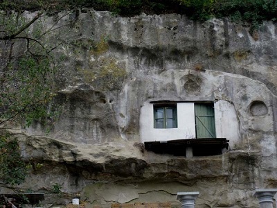 Setenil de las Bodegas este un oraș în stânci