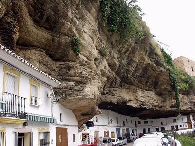 Setenil de las Bodegas este un oraș în stânci