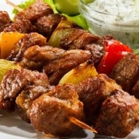 Boabe de carne de porc cu fum lichid în cuptor