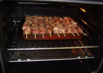 Boabe de carne de porc cu fum lichid în cuptor