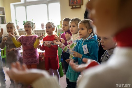 Școala, unde ascultă - legea lui Dumnezeu - și ei cântă rugăciuni pe care vrem să le arătăm că totul în această lume nu este doar