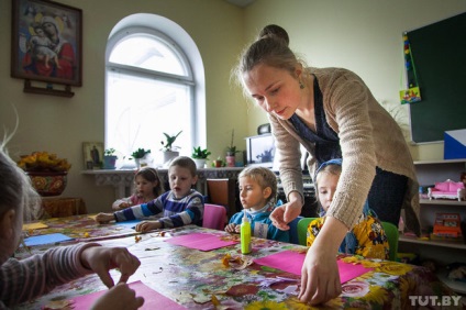 Școala, unde ascultă - legea lui Dumnezeu - și ei cântă rugăciuni pe care vrem să le arătăm că totul în această lume nu este doar