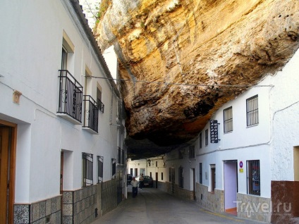 Rocky Setenil de las Bodegas utca a kőblokkok alatt