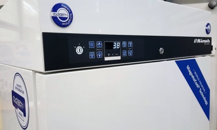 Un frigider cu sistem de răcire magnetic, un tehnician