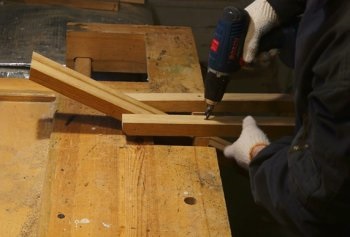 Scaune din lemn cu mâinile proprii