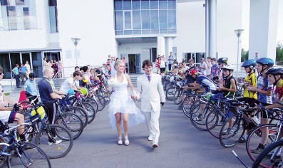 Tur de biciclete de nunta - stiri de nunta - nunta luminoasa