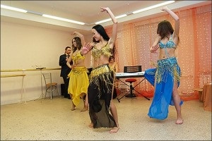 Dansul de dans al tradiției dansului oriental și al clasei de maestru pentru predare