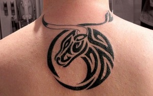 Tattoo jele a Taurus állatöv jel (jelentése, vázlatok, fotó), tattoofotos