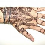 Tatuajul pe mâini este de sex masculin, de sex feminin
