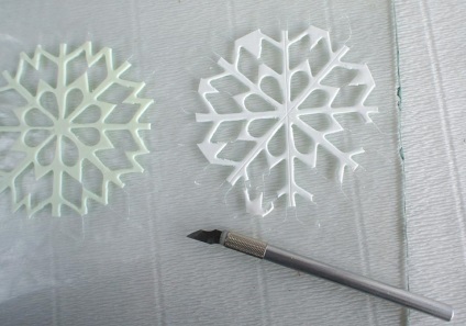Tehnologie pentru realizarea decoratiunilor de Craciun din fulgi de zăpadă din polimer și sfeșnici