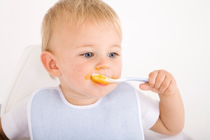 A csecsemő etetése egy kanállal