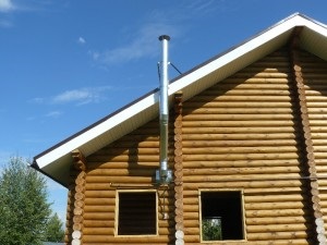 Dispozitivul unui coș de fum dintr-o conductă de tip sandwich printr-un acoperiș sau pe un perete