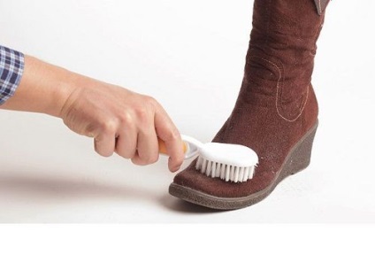 Încălțăminte de îngrijire a pantofilor la domiciliu și modalități de protecție împotriva umezelii