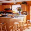 Bucătării confortabile în regulile de decorare a casei de lemn