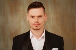 Prezentatorul în limba engleză este Vladimir Miromushev