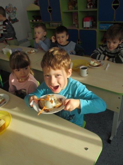 Delicios șoareci cu mâinile lor