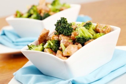 Carne de pui cu broccoli în chineză