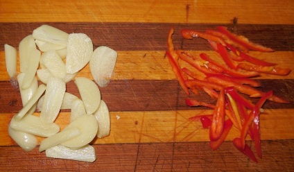 Castraveți prăjiți cu ardei iute, usturoi și susan, cum să gătești castraveți prăjiți - pas cu pas