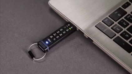 Femeia pe jumătate secretă unitatea flash cu pin-cod toshiba USB flash drive encrypted