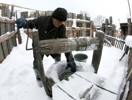 Un pensionar de 66 de ani cu o pisică a trăit în satul natal timp de 10 ani, unde nu mai există