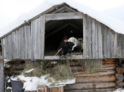 Un pensionar de 66 de ani cu o pisică a trăit în satul natal timp de 10 ani, unde nu mai există