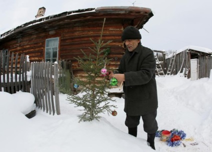 Un pensionar de 66 de ani cu o pisică a trăit în satul natal timp de 10 ani, unde nu mai există