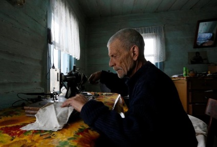 Un pensionar de 66 de ani cu o pisică a trăit în satul natal timp de 10 ani, unde nu mai există