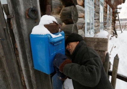 Un pensionar de 66 de ani cu o pisică a trăit în satul natal timp de 10 ani, unde nu mai există