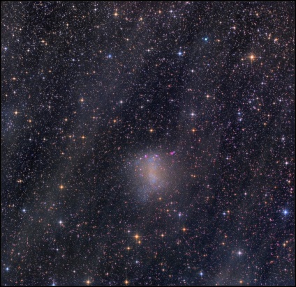 Un univers mare al nebuloasei, al galaxiilor și al clusterilor de stele din fotografiile lui Sims Kfir