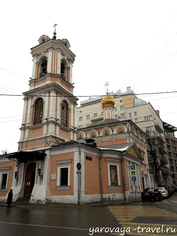 Bariusov banda de la Moscova, templul învierii vorbitorului și a altarului său, călătorește cu izvorul Irinei