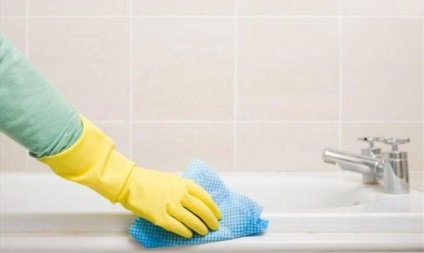 Az akrilfürdő mosása, a mosogatószer eltávolítása plakk, foltok, fotók és videók eltávolításához