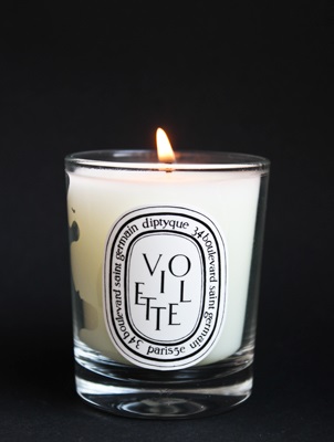 Diptyque parfumat lumânare violet