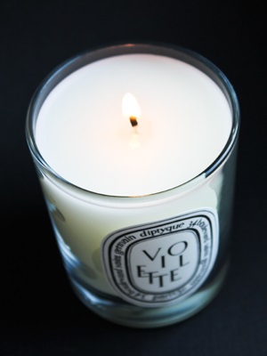 Diptyque parfumat lumânare violet