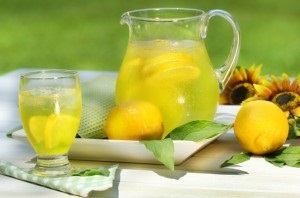 Limonada de casă este o băutură delicioasă și sănătoasă pentru copii