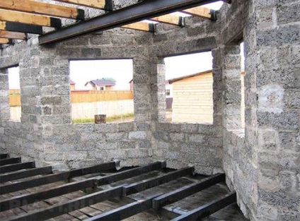 Casa de caracteristici arbolite de constructii, pereti de zidarie