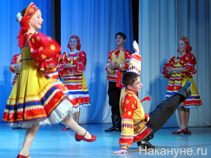 Движение на български народни танци и особено Bolgariyane - български танцов ансамбъл