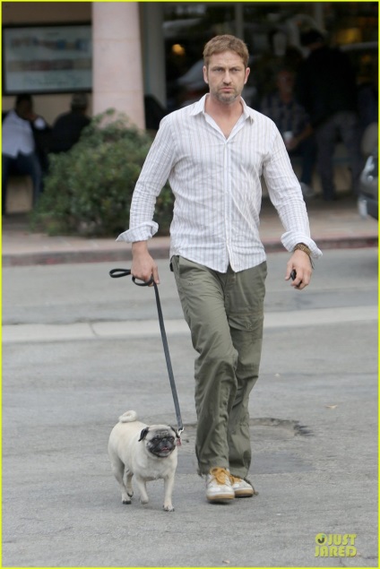 Gerard Butler este un gentleman cu un câine