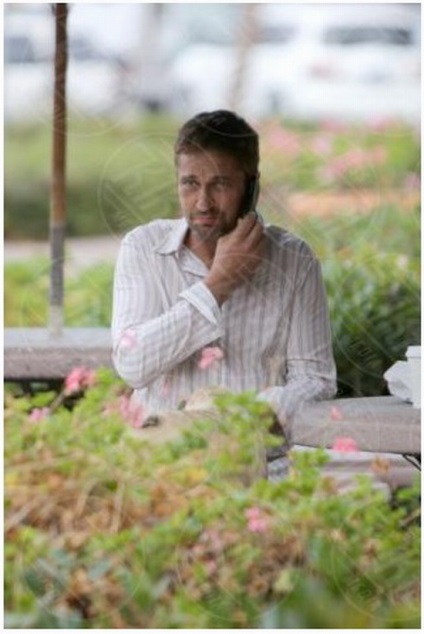 Gerard Butler este un gentleman cu un câine