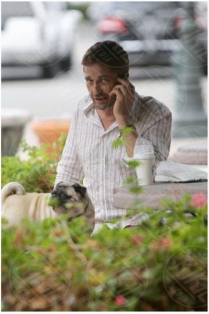 Gerard Butler este un gentleman cu un câine