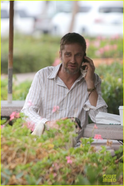 Gerard Butler este un gentleman cu un câine