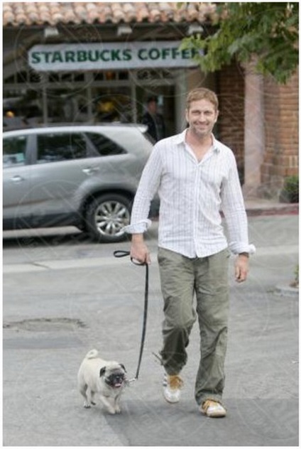 Gerard Butler este un gentleman cu un câine