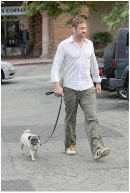 Gerard Butler este un gentleman cu un câine