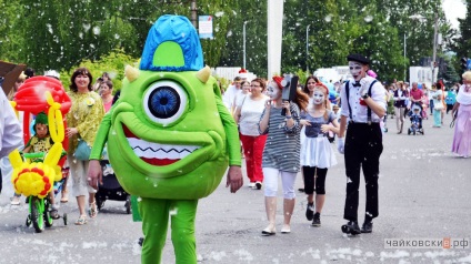 Raportul fotografic al festivalului-parada de scaune cu rotile 