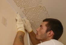 Repararea corespunzătoare a unui plafon de 6 variante de mobilier decorativ