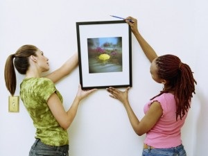 Cum să închideți rapid o imagine pe perete