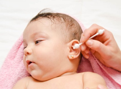 Cum să cureți urechile sfatului unui pediatru nou-născut