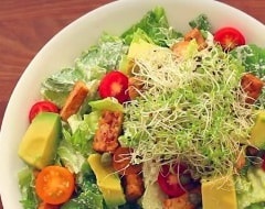 Cum să pregătești o adevărată salată de Cezar