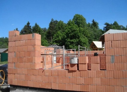 Cum se construiește un perete din blocuri de ceramică în format mare