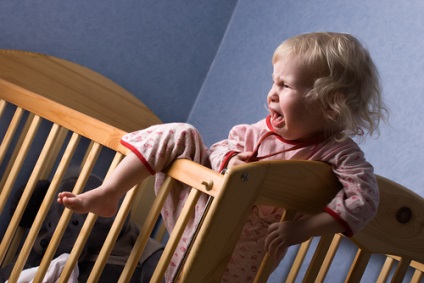 Cum să preveniți că un copil nu poate cădea dintr-o pătuț