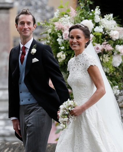 În timp ce prințesa Pippa Middleton se lupta cu oaspeții cu rochia ei de nuntă